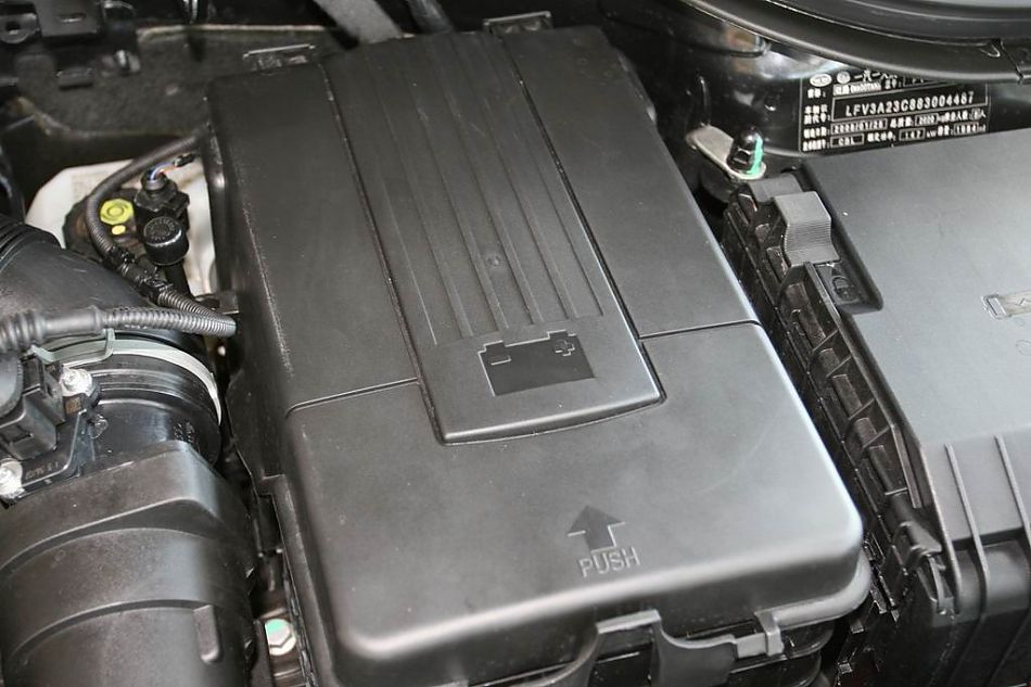 迈腾2.0TSI舒适型手自一体引擎细节