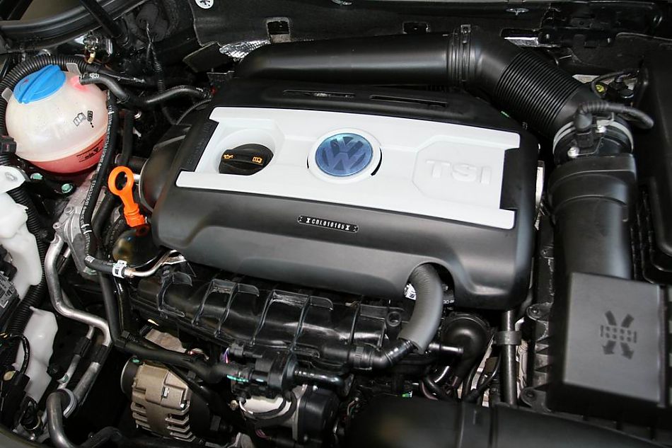 迈腾2.0TSI舒适型手自一体引擎细节