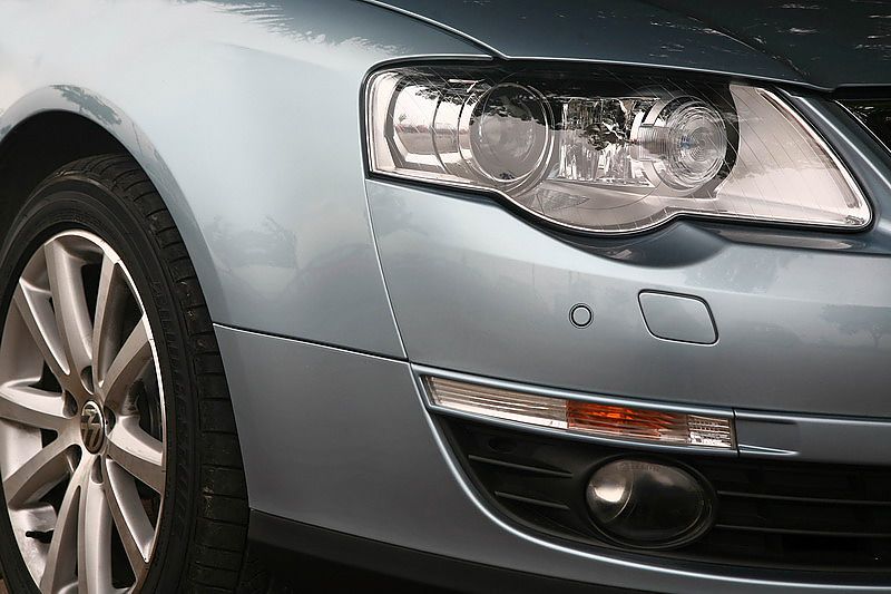 自动角度可调双氙气前大灯