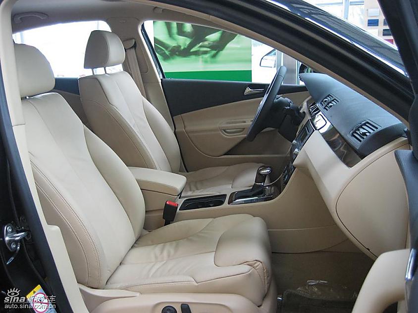 一汽大众迈腾到店实拍图