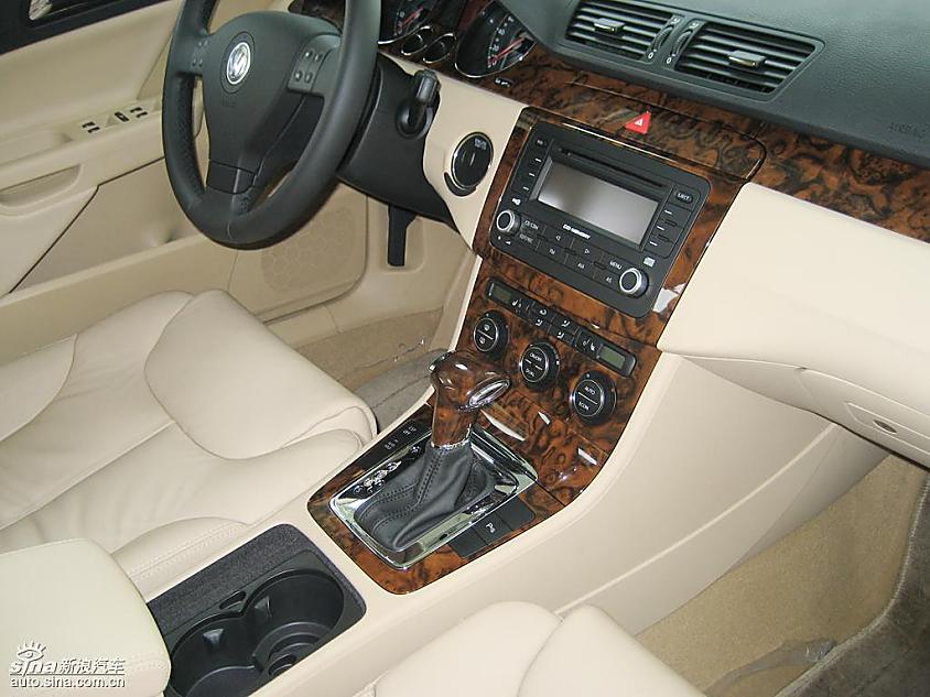 一汽大众迈腾到店实拍图