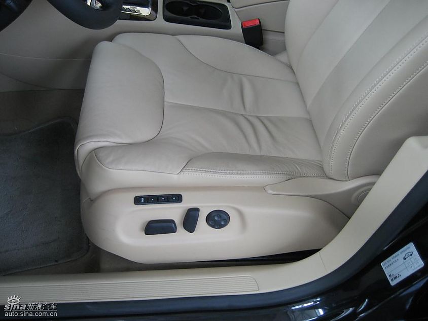 一汽大众迈腾到店实拍图