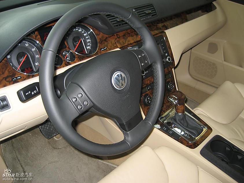 一汽大众迈腾到店实拍图