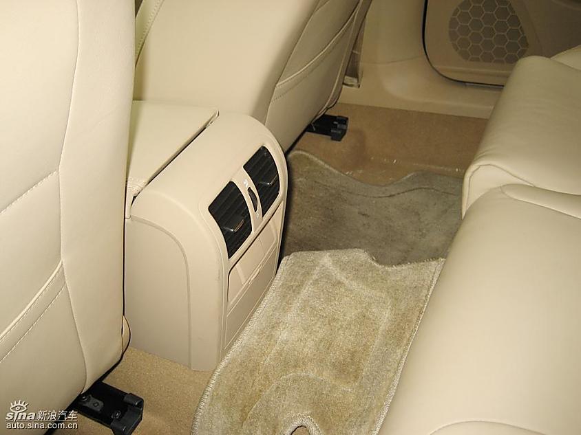 一汽大众迈腾到店实拍图