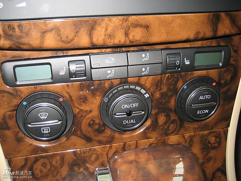 一汽大众迈腾到店实拍图