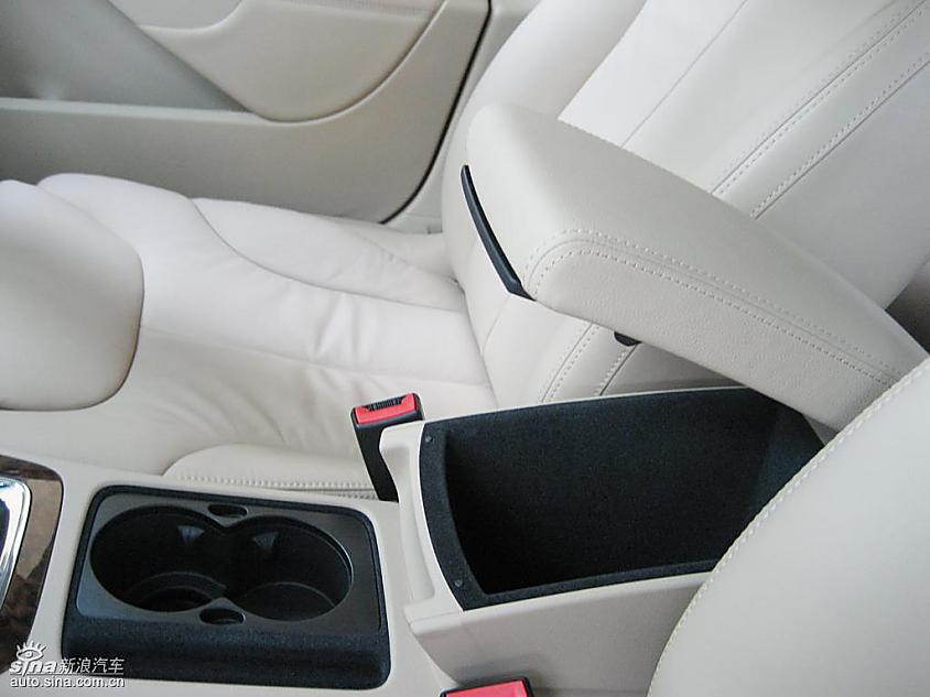 一汽大众迈腾到店实拍图