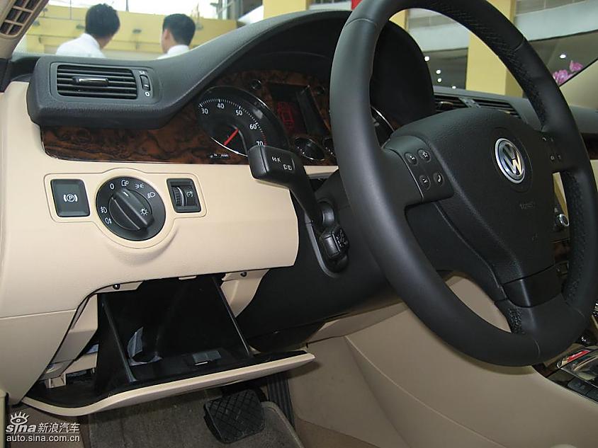 一汽大众迈腾到店实拍图