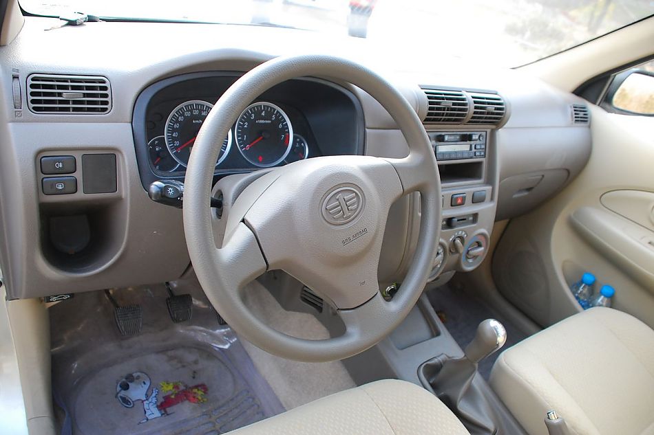 森雅M801.3L标准版内饰