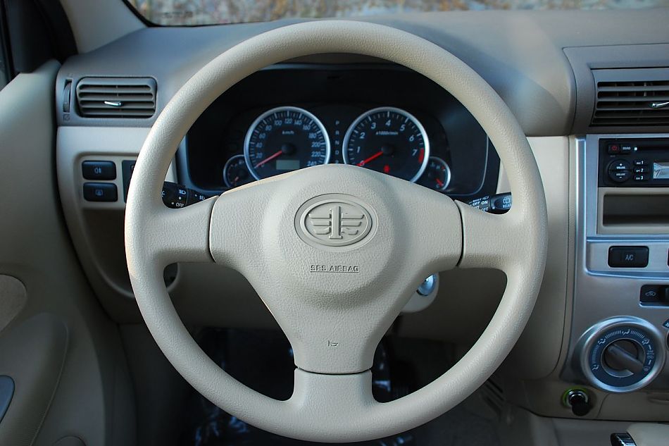 森雅M80 1.5L豪华版内饰