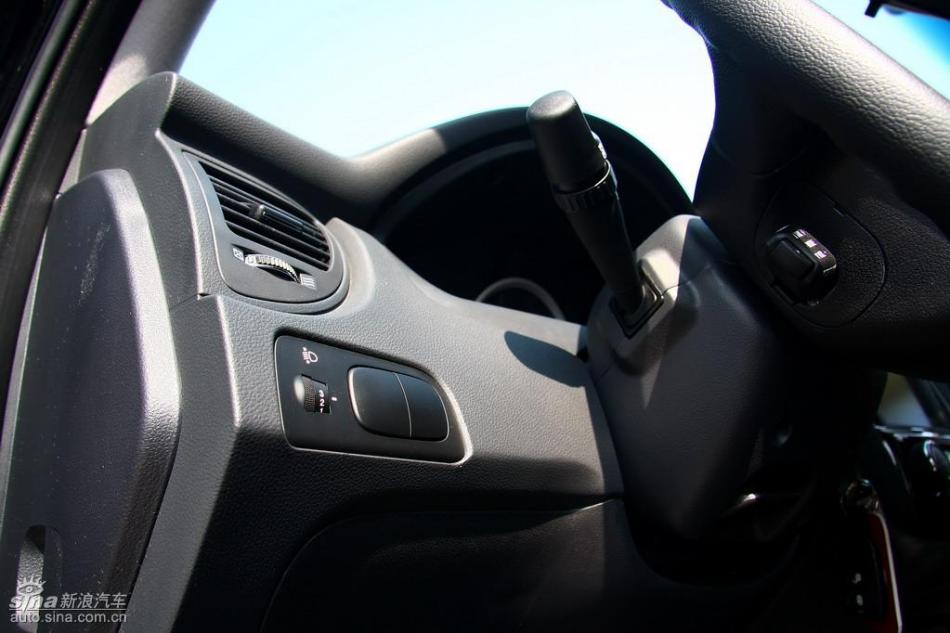 09款狮跑试驾实拍图内饰