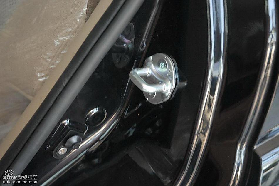 狮跑2.0L GLS2驱自动型内饰