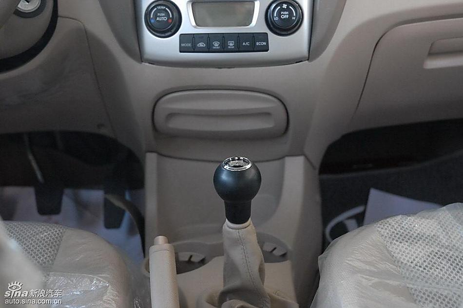 狮跑2.0L GLS2驱自动型内饰