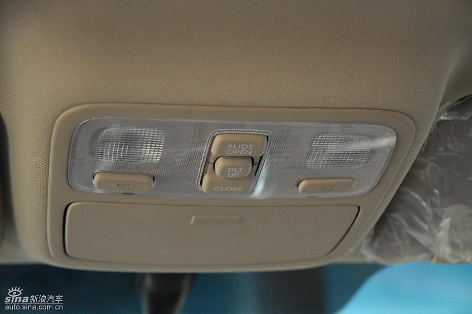 狮跑2.0L GLS2驱自动型内饰