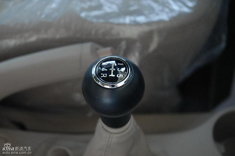 狮跑2.0L GLS2驱自动型内饰