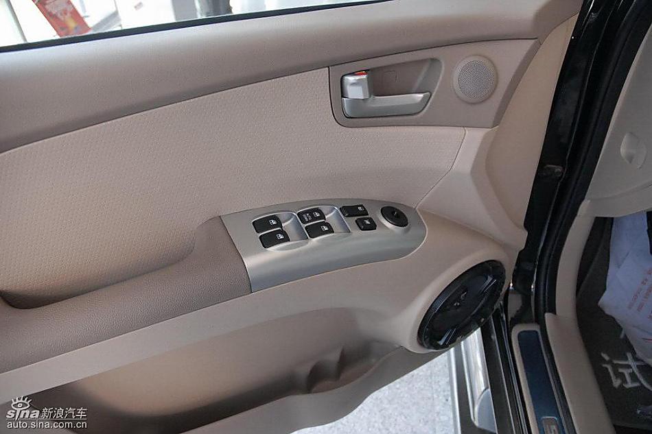 狮跑2.0L GLS2驱自动型内饰