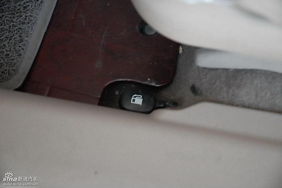 狮跑2.0L GLS2驱自动型内饰