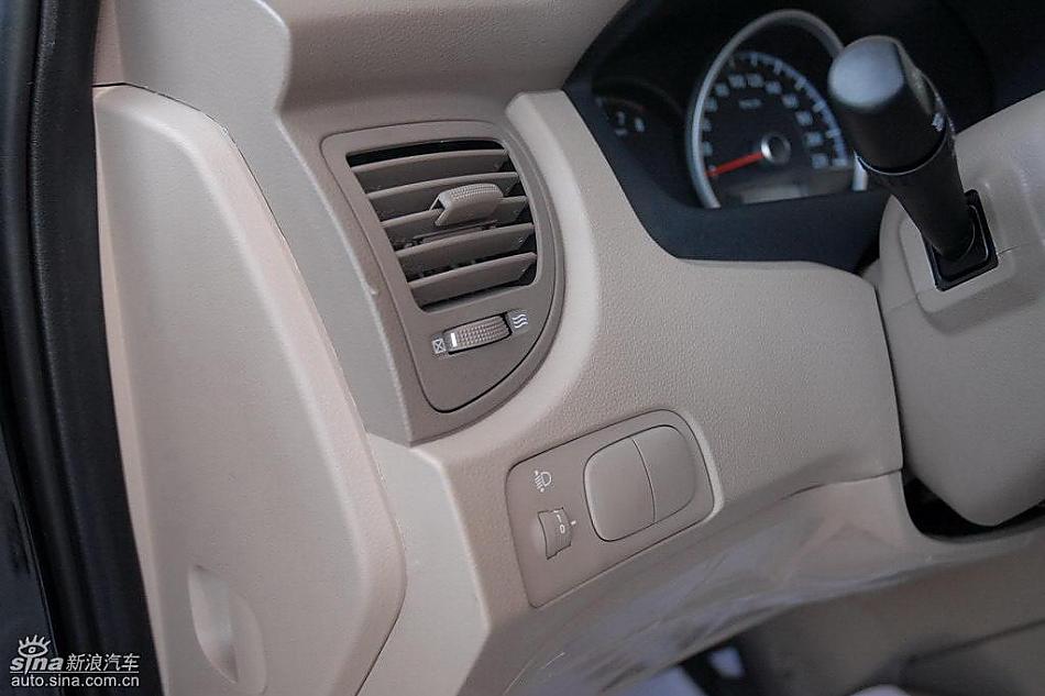 狮跑2.0L GLS2驱自动型内饰