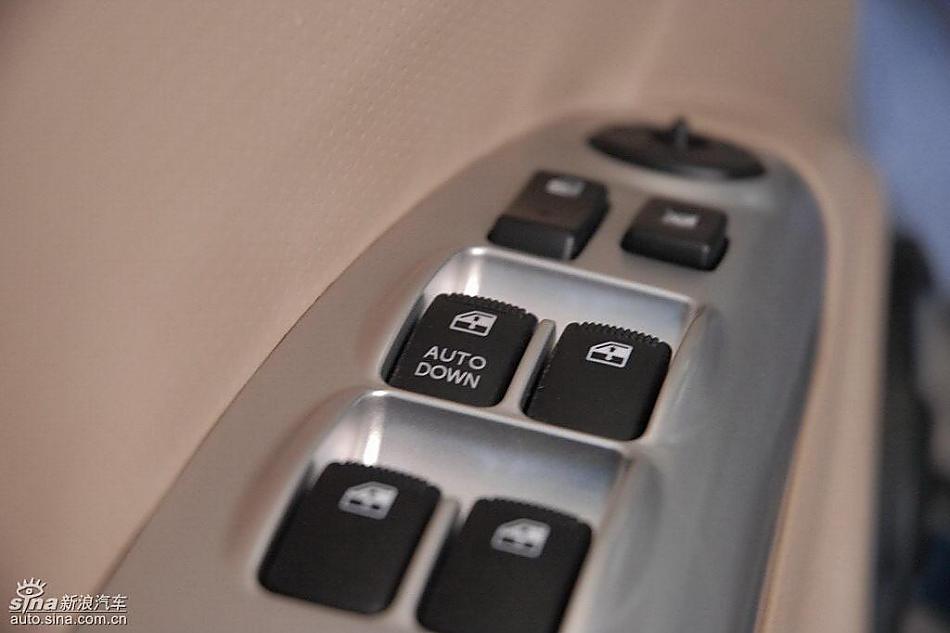 狮跑2.0L GLS2驱自动型内饰