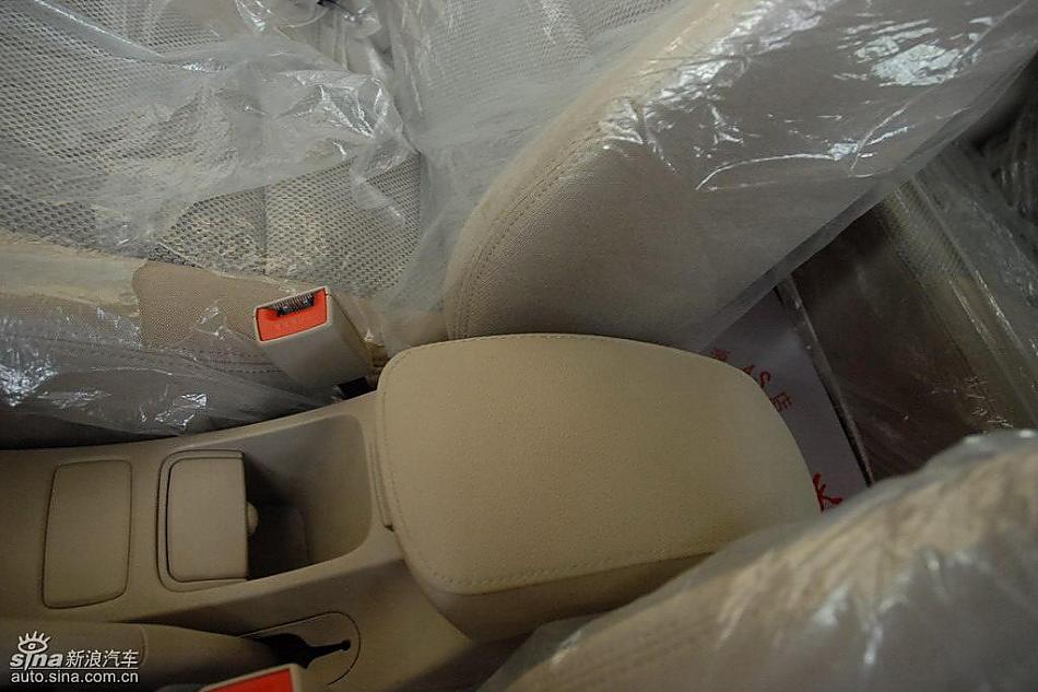 狮跑2.0L GLS2驱自动型内饰