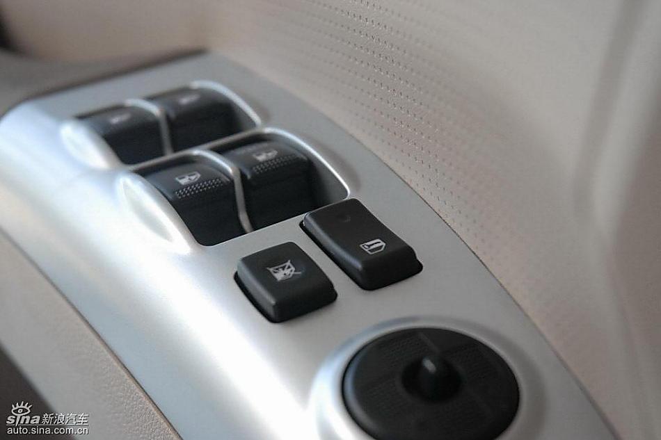 狮跑2.0L GLS2驱自动型内饰