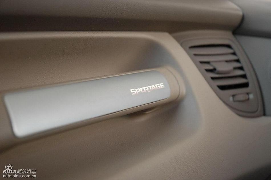 狮跑2.0L GLS2驱自动型内饰