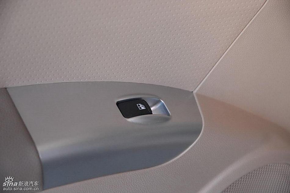 狮跑2.0L GLS2驱自动型内饰