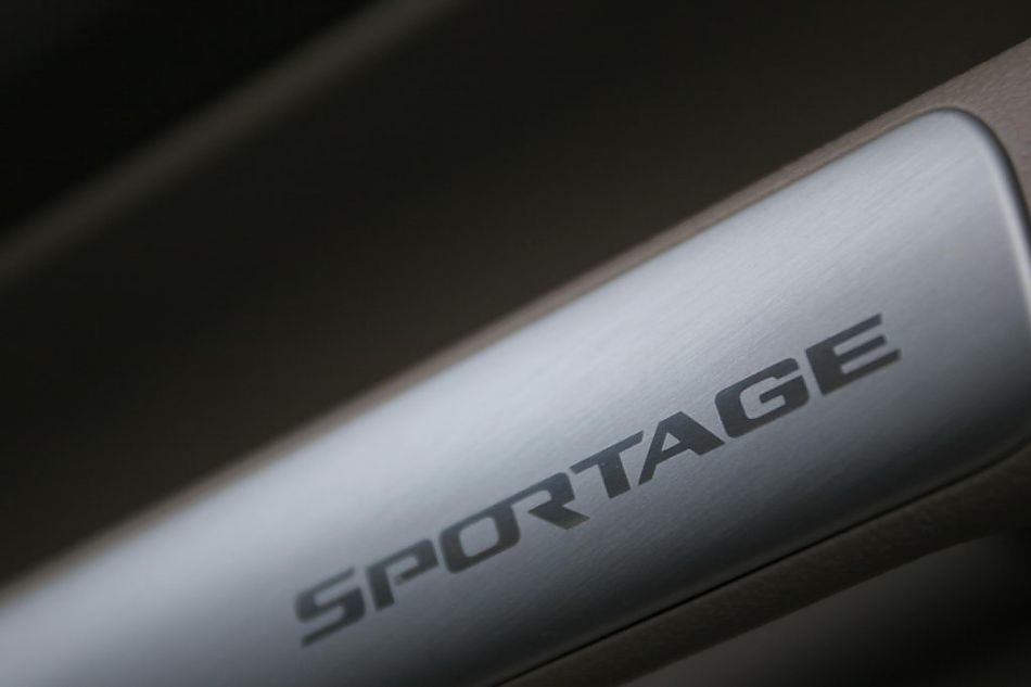 图为狮跑内饰及细节