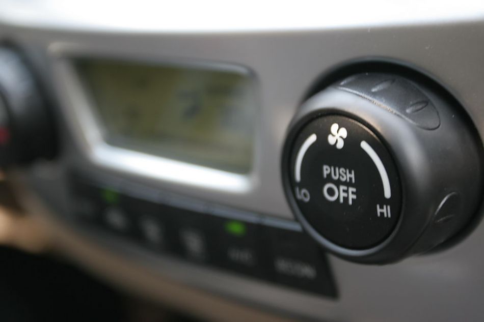 图为狮跑内饰及细节