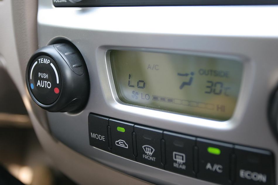 图为狮跑内饰及细节