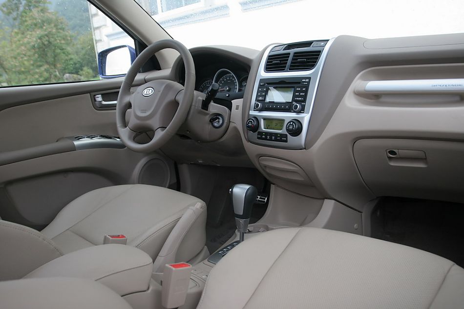 图为狮跑内饰及细节