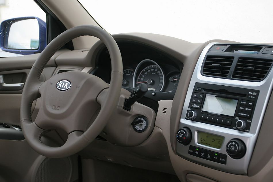 图为狮跑内饰及细节