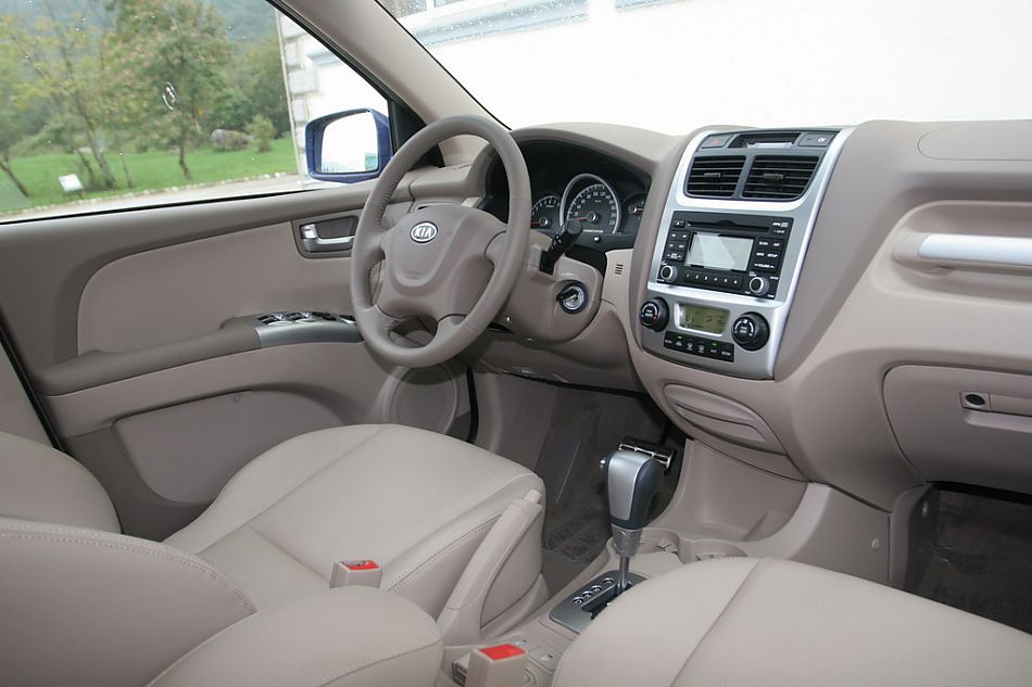 图为狮跑内饰及细节