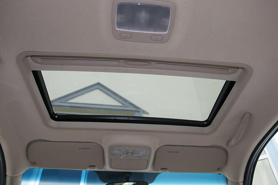 图为狮跑内饰及细节