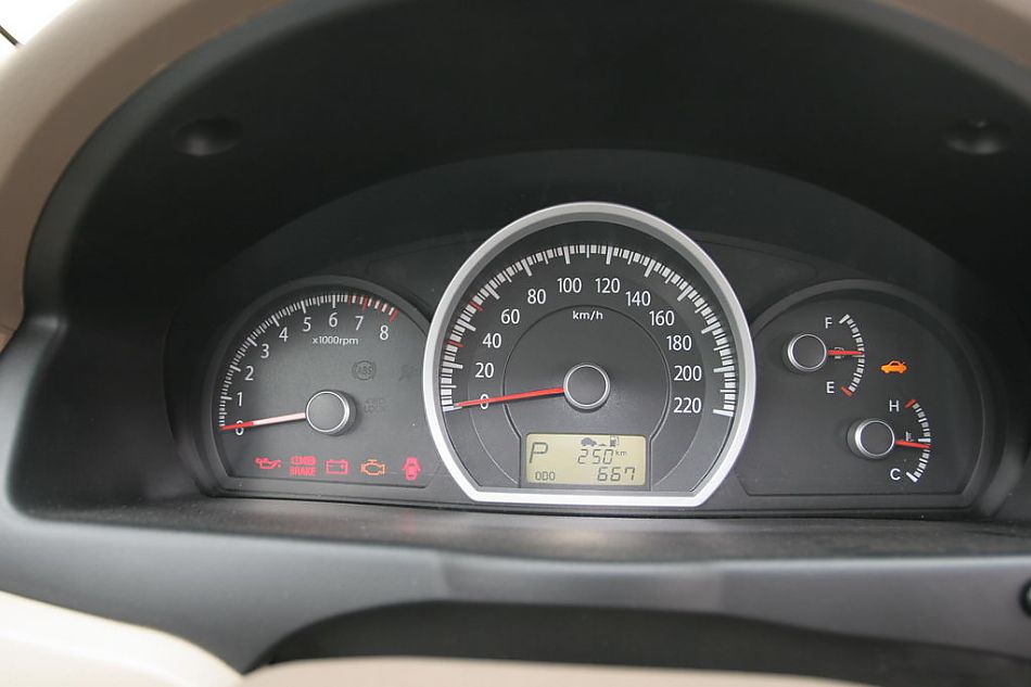 图为狮跑内饰及细节