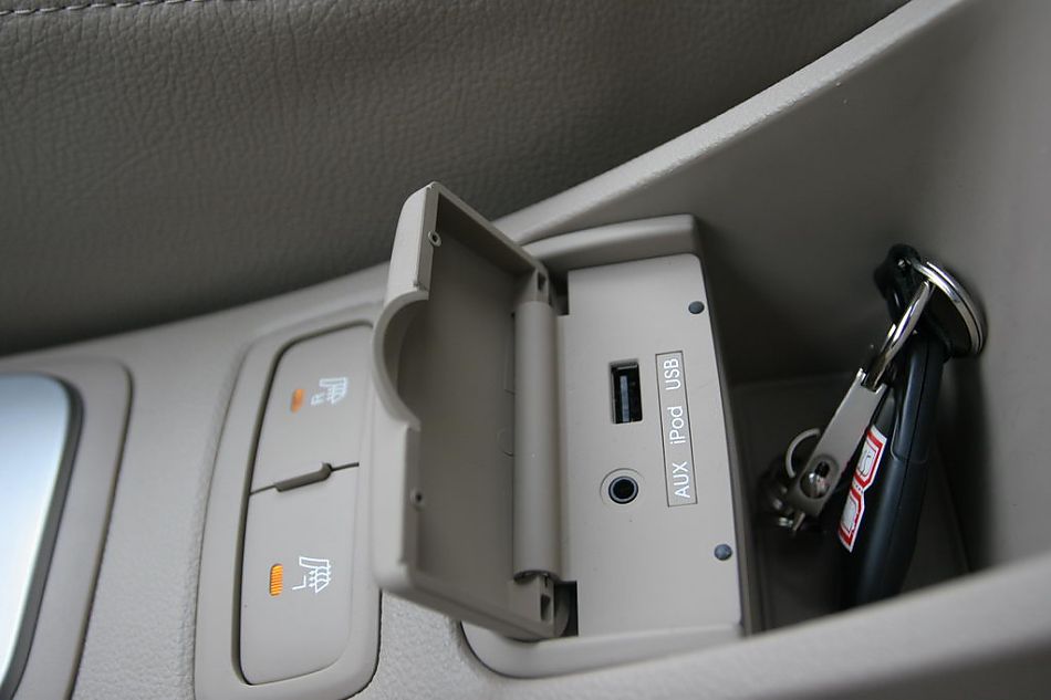 图为狮跑内饰及细节