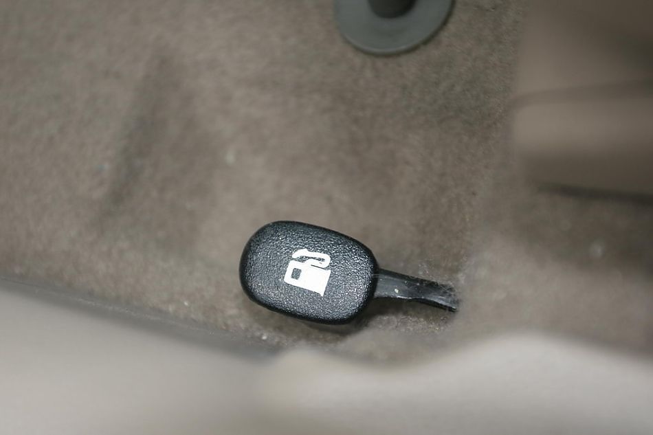 图为狮跑内饰及细节