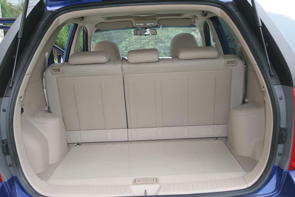 图为狮跑内饰及细节