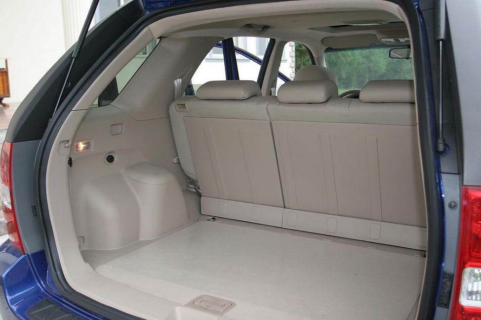 图为狮跑内饰及细节