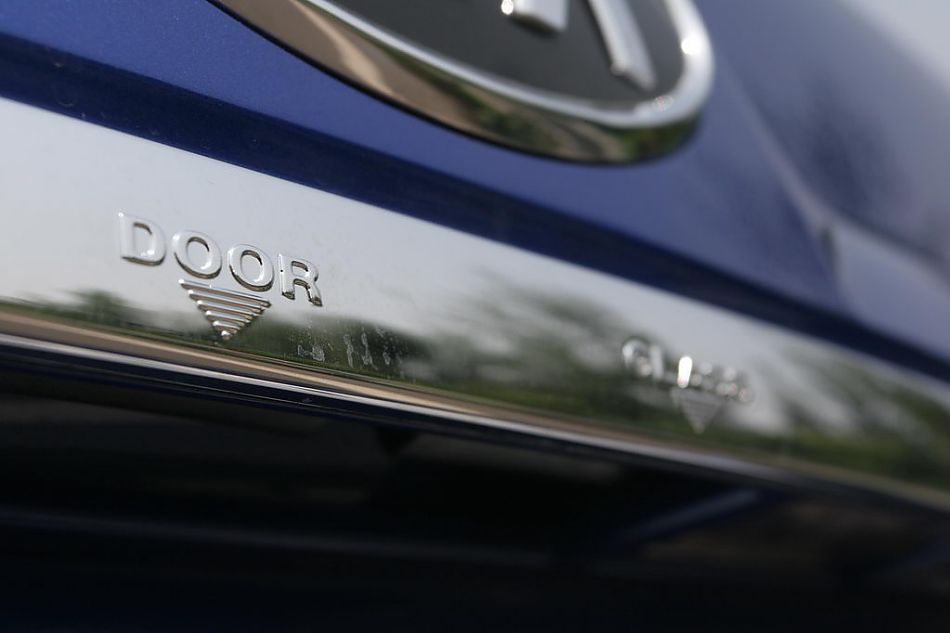 图为狮跑外观及细节