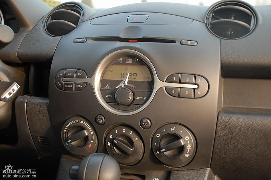 马自达2内饰