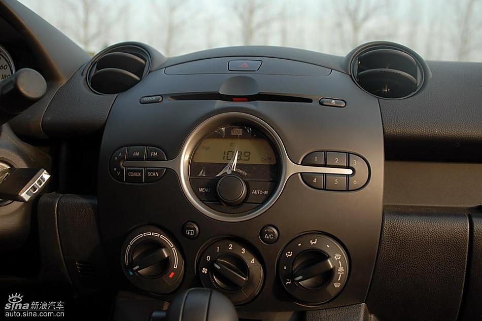 马自达2内饰