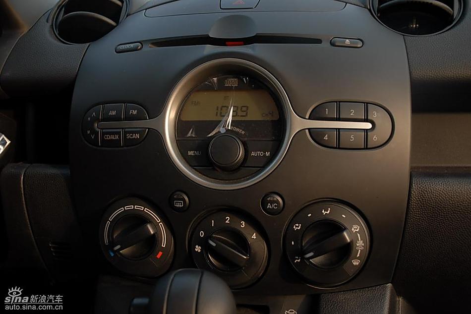 马自达2内饰