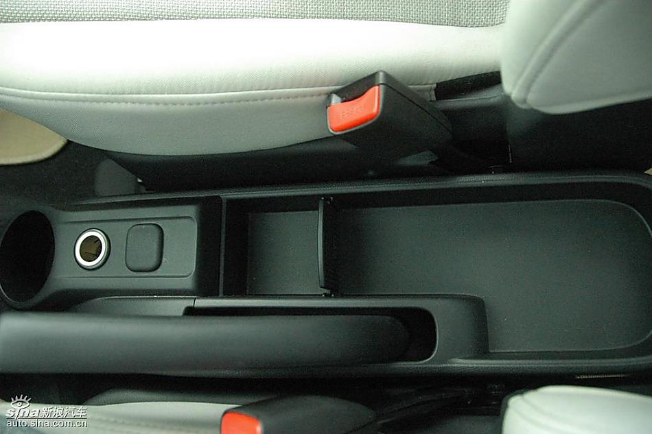 马自达2标准型1.3MT 内饰