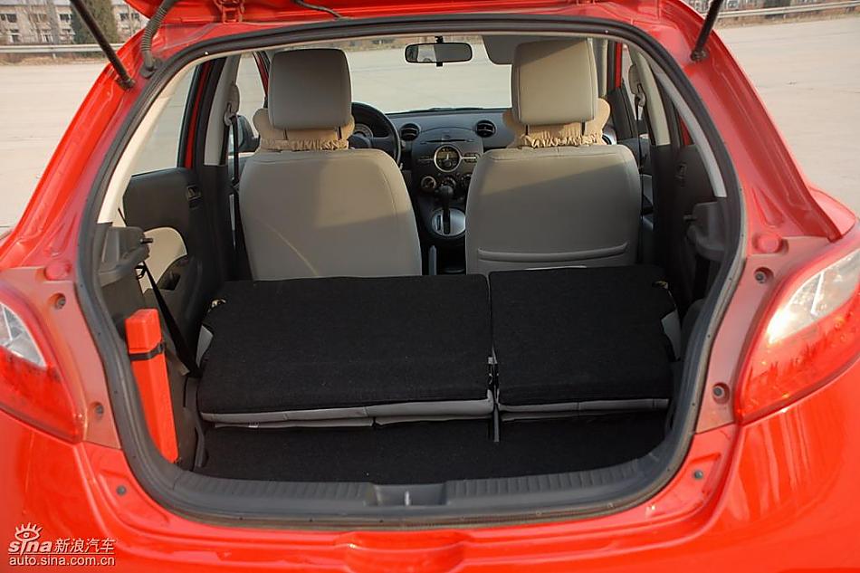 马自达2后备厢