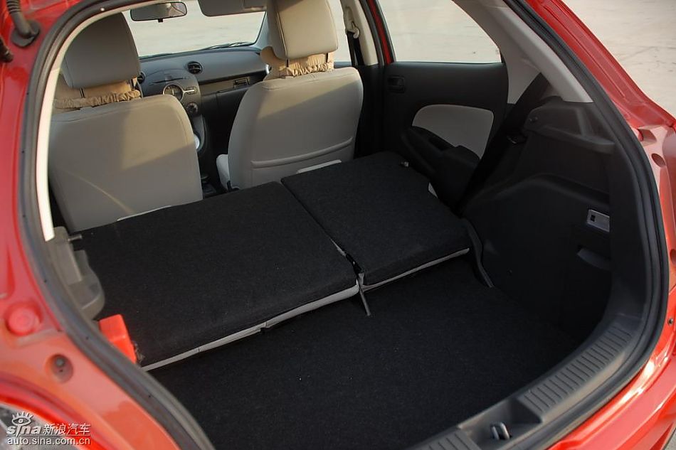 马自达2后备厢