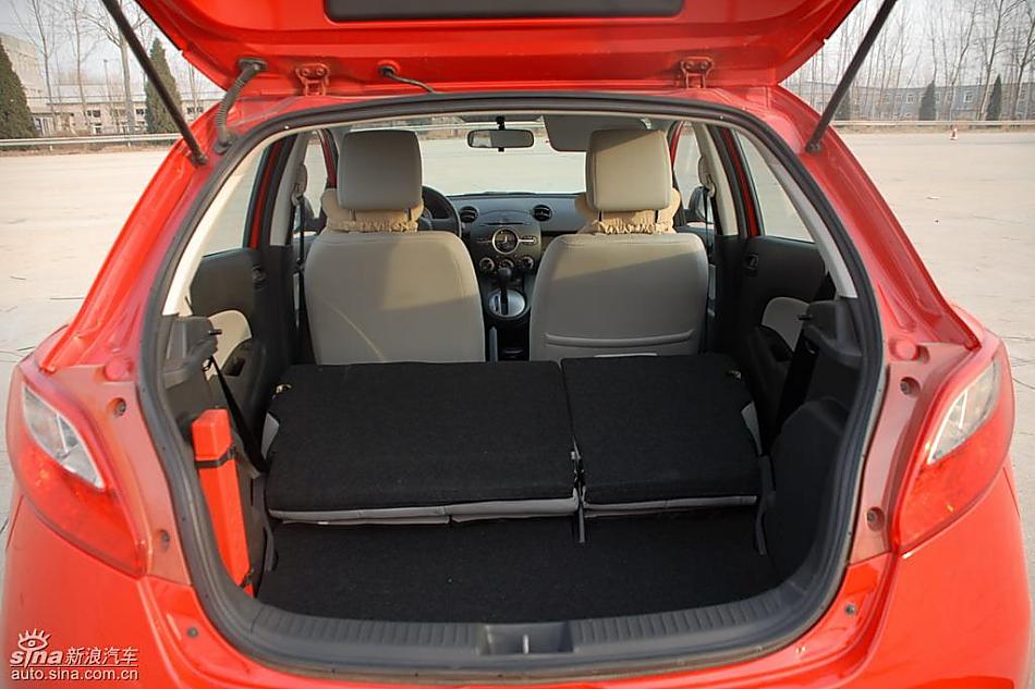 马自达2后备厢