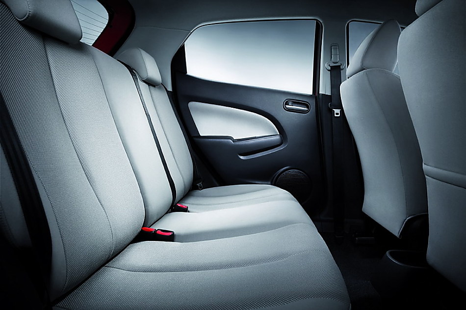 两厢马自达2内饰