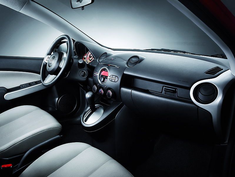 两厢马自达2内饰