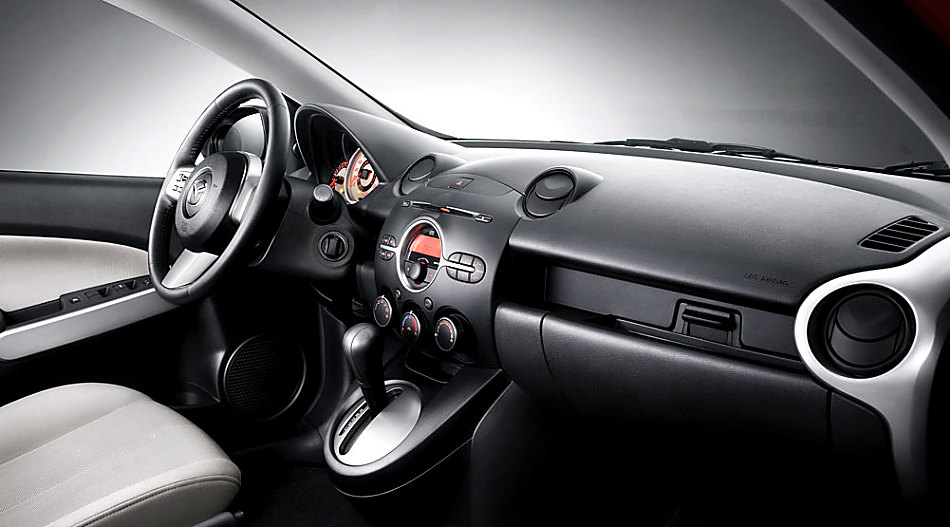 两厢马自达2内饰