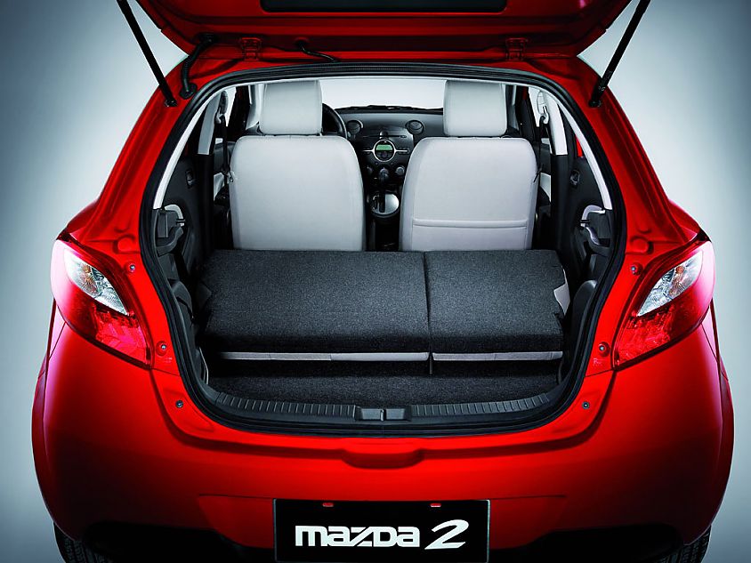 两厢马自达2后备厢
